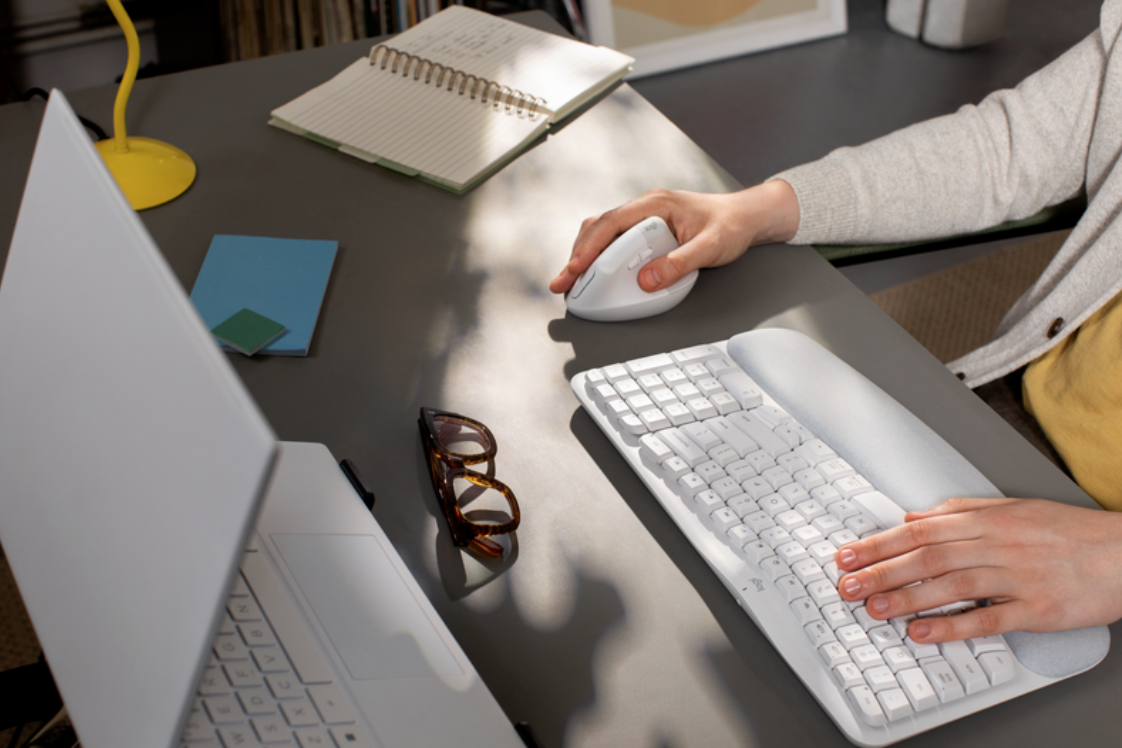 Logitech presenta los teclados ergonómicos Wave Keys